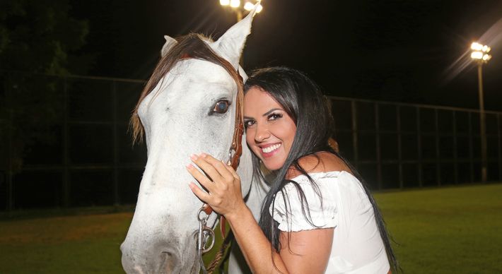 Além da festa, pai de Wanessa Camargo deu um cavalo branco para a jornalista capixaba, que se disse emocionada com o presentão do sertanejo