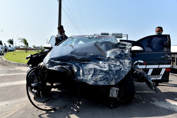 Acidente entre um Golf e um Chevrolet Cruze na Rodovia do Sol