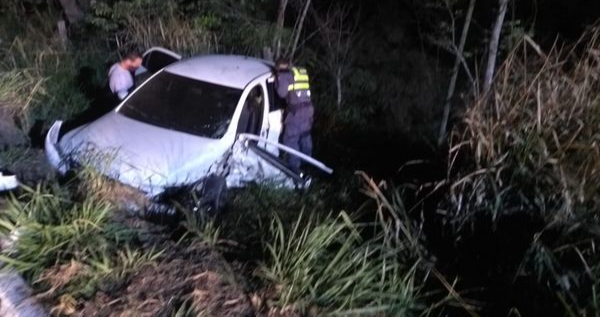 Motoristas ficaram presas às ferragens . Crédito: Divulgação/ Corpo de Bombeiros