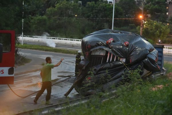Bombeiros foram acionados após carreta tombar em Cariacica por Fernando Madeira