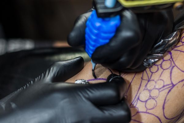 Projeto de tatuagem transforma cicatrizes em obras de arte 