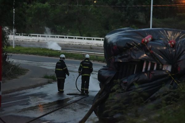 Veículo tombado na Leste-Oeste, em Cariacica por Fernando Madeira