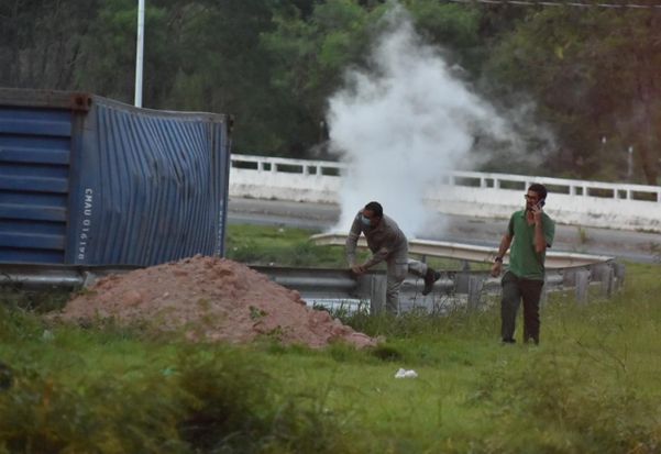Veículo tombado na Leste-Oeste, em Cariacica por Fernando Madeira