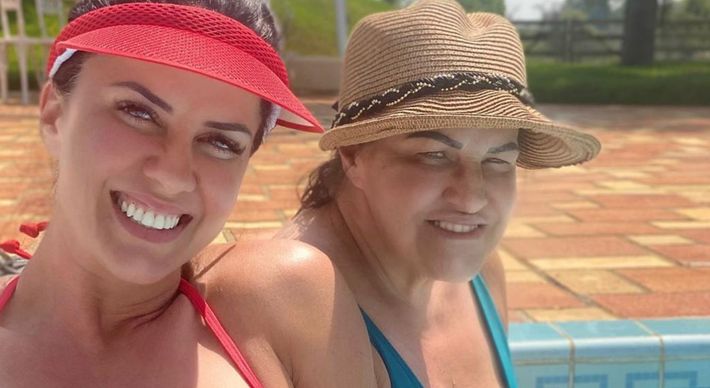 Noiva de Zezé Di Camargo, a jornalista capixaba postou foto rara em que surge ao lado da mãe e semelhança impressionou os fãs