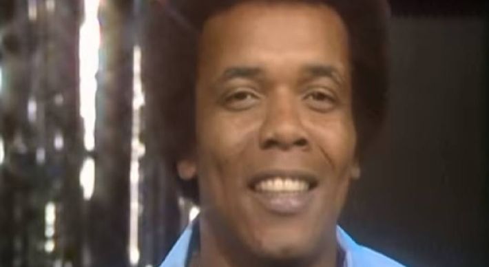 Intérprete foi o primeiro cantor não jamaicano a gravar reggae na Jamaica, segundo o seu site oficial