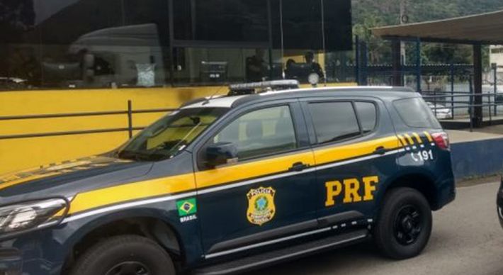 De acordo com a Polícia Rodoviária Federal (PRF), um carro, modelo Fiat Spazio, saiu da pista e colidiu com uma árvore