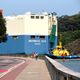 Navio deixa o Porto de Vitória acompanhado por rebocador