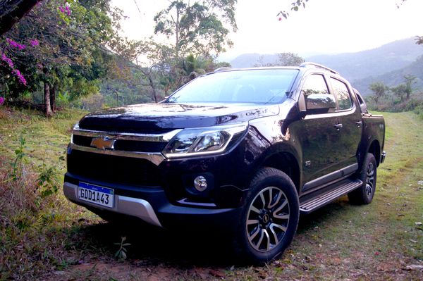 A nova S10 possui uma câmera de ré que auxilia nas manobras em vagas apertadas, além de ser possível conferir o estado do reboque durante a viagem por Bárbara Fragoso