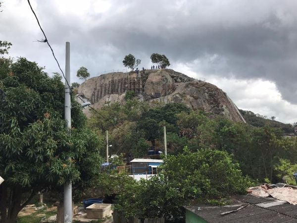 Imagens da obra de contenção de rochas no bairro Gurigica, em Vitória
