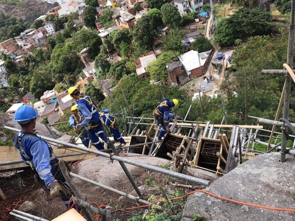 Imagens da obra de contenção de rochas no bairro Gurigica, em Vitória