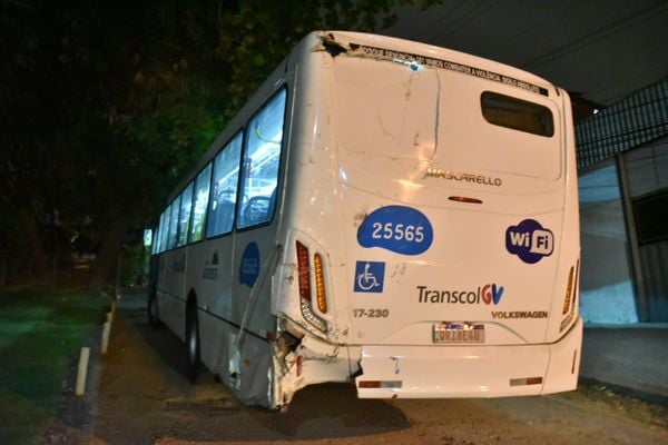 Acidente envolvendo ônibus e caminhão deixou feridos na Rodovia do Contorno, em Cariacic por Fernando Madeira