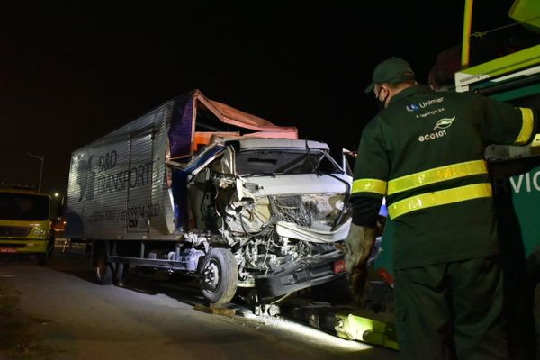 Acidente envolvendo ônibus e caminhão deixou feridos na Rodovia do Contorno, em Cariacic por Fernando Madeira