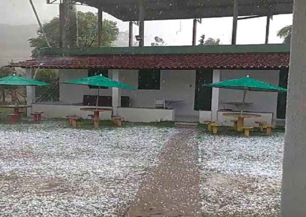 chuva de granizo na tarde desta quarta-feira (07) em Dores do Rio Preto