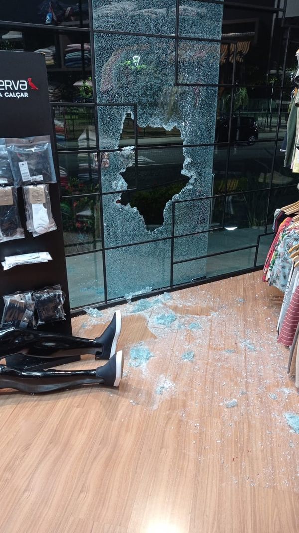 Loja de roupas é arrombada durante a madrugada em Jardim Camburi por Foto enviada para a TV Gazeta