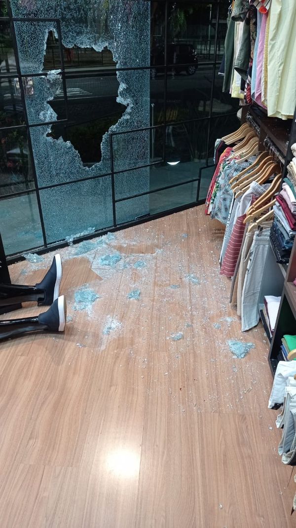 Loja de roupas é arrombada durante a madrugada em Jardim Camburi por Foto enviada para a TV Gazeta