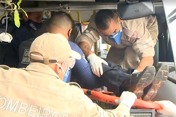 Motorista e passageiros ficaram feridos após Transcol bater em árvore na Avenida Vitória