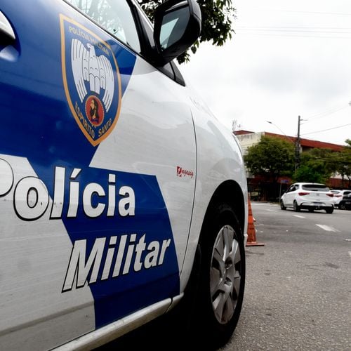 De acordo com a Polícia Militar, uma das vítimas estava dentro do porta-malas de um veículo estacionado.