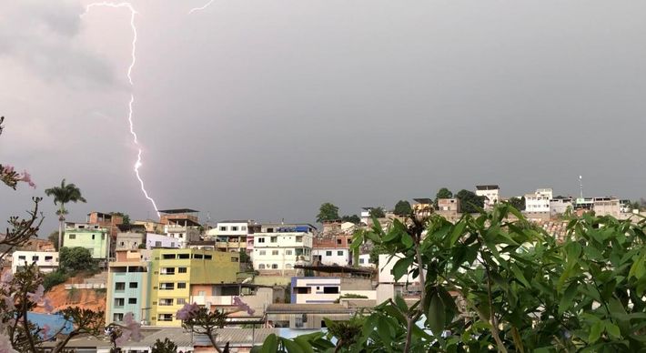 Segundo dados do Grupo de Eletricidade Atmosférica, entre 18h e 23h59 dessa terça-feira (17), 2.469 descargas elétricas foram notadas no ES, sendo que 381 tocaram o solo