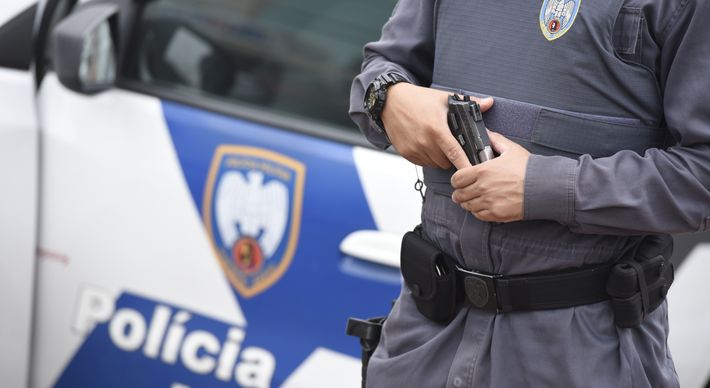 Segundo a polícia, homem estava bastante alterado e com uma faca na mão. Militares da Companhia Independente de Missões Especiais dialogaram com o suspeito, até que ele fosse imobilizado e levado a hospital