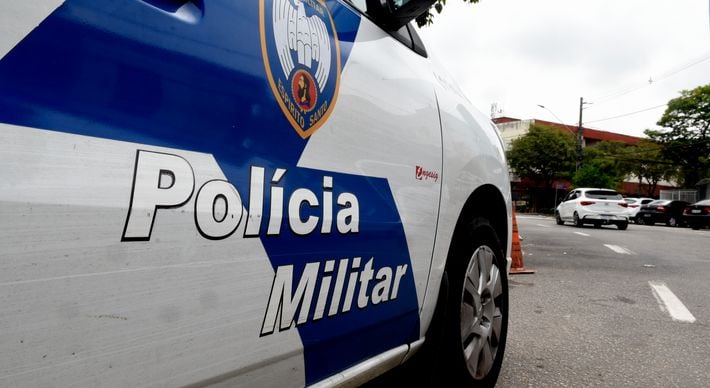 Os homens roubaram três celulares em um ponto de ônibus do bairro Santa Luzia e foram abordados pela PM logo depois; o aparelho de uma das vítimas tocou durante a abordagem