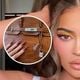 Imagem - Kylie Jenner combina unhas pontudas com bolsa de R$ 450 mil