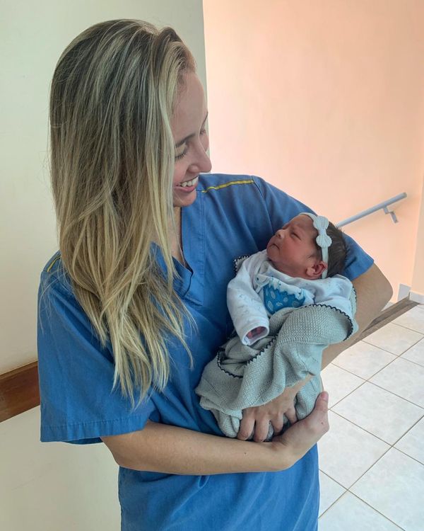 A médica Isis e a primeira foto da pequena Isis