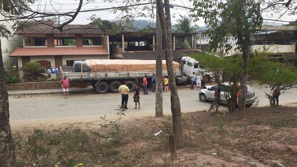 Além de duas casas, carreta atingiu um carro estacionado