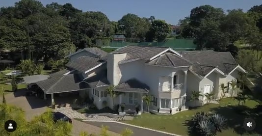 Imagem aérea mostra mansão de 1,2 mil metros quadrados do cantor Rick, dupla de Renner, em área de 6 mil metros quadrados em condomínio de luxo de São Paulo