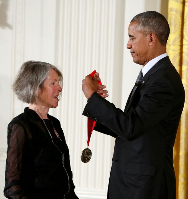 O então presidente dos EUA Barack Obama cumprimenta a poeta Louise Glück, após entregar a ela a National Humanities Medal em cerimônia na Casa Branca em 22 de setembro de 2016