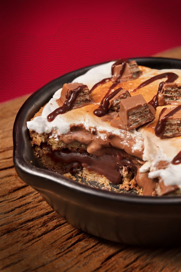 S’mores Outback: sobremesa combina cookies com gotas de chocolate, uma surpreendente pasta cremosa de KitKat, marshmallow gratinado, calda de chocolate Outback e mais KitKat para finalizar