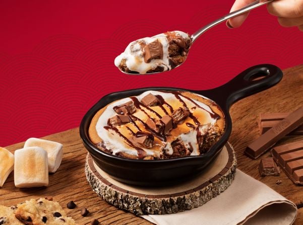 Smores Outback: sobremesa combina cookies com gotas de chocolate, uma surpreendente pasta cremosa de KitKat, marshmallow gratinado, calda de chocolate Outback e mais KitKat para finalizar
