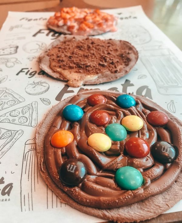 Trio de Mini Pizzas Doces, da Figata, com massa de chocolate e recheios de Nutella® com M&M's®, Leite condensado com Ovomaltine® e Brigadeiro bicho de pé com pedacinhos de morango