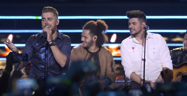 A dupla Zé Neto e Cristiano cantando Largado às Traças no DVD