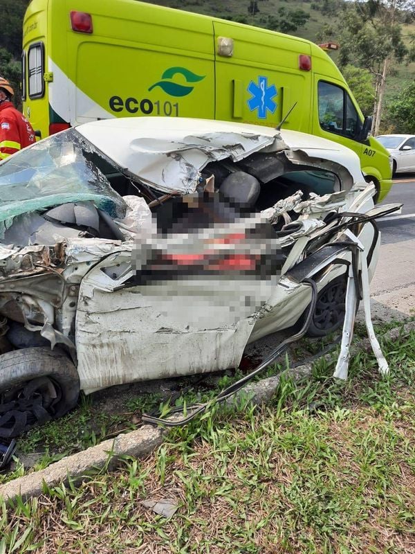 A identidade do motorista não foi revelada; carro ficou destruído após colisão