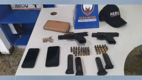 Armas, carregadores e munição foram encontrados junto com os suspeitos