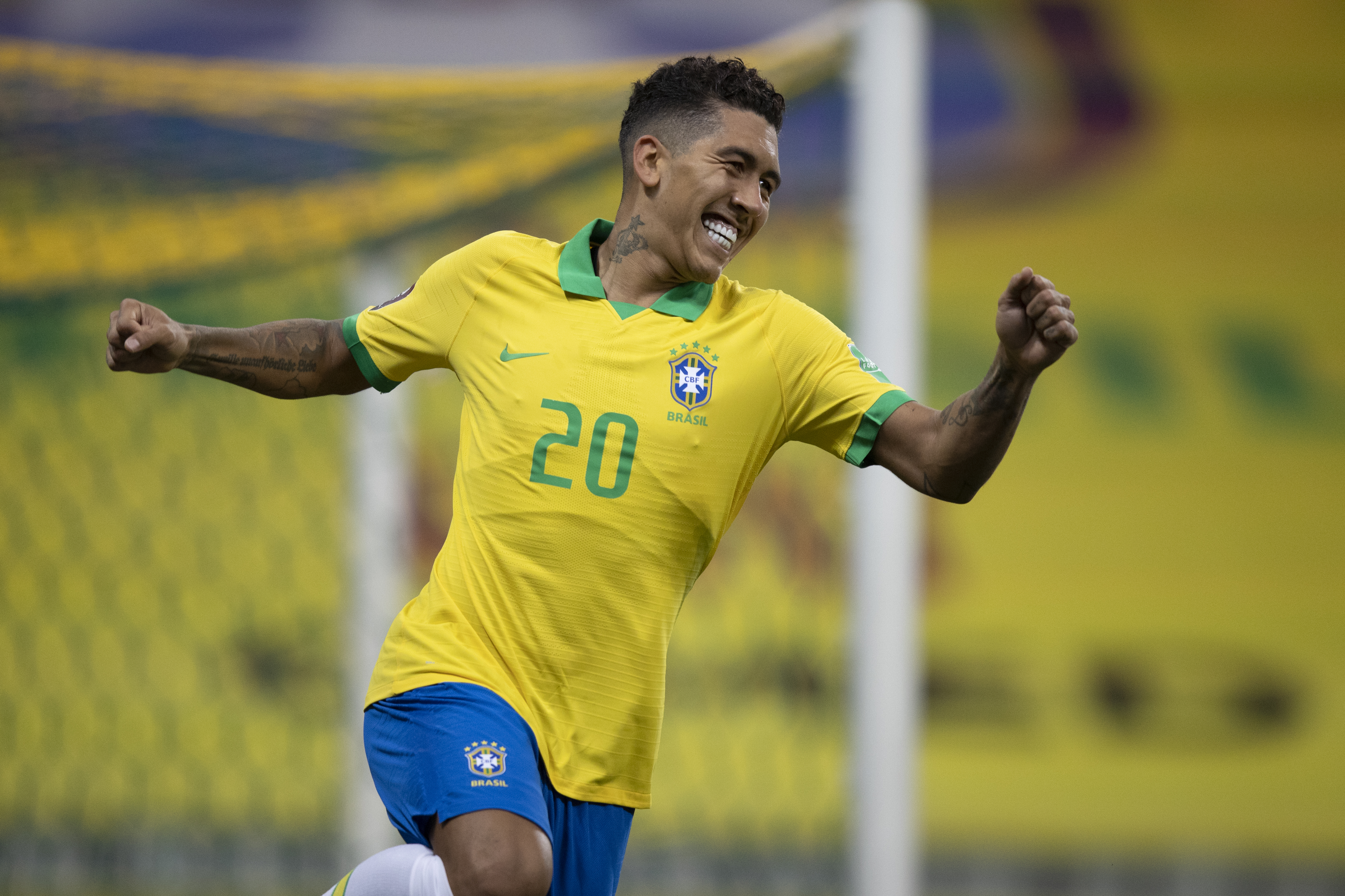 Vivendo momento artilheiro na seleção brasileira, Firmino vibra