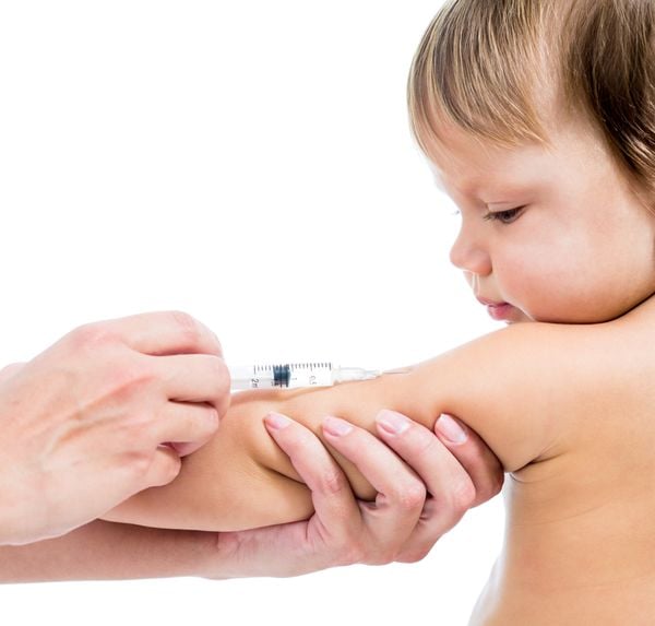 Criança  - vacina - seringa