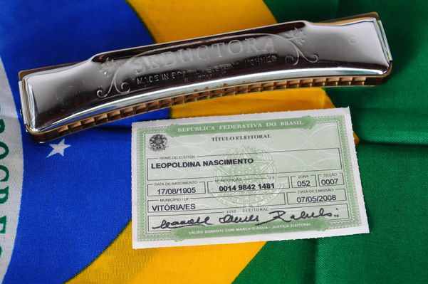 Título, gaita e bandeira do Brasil de Leopoldina Nascimento. Fodo de 2012 com 107 anos  por Edson Chagas/Arquivo A Gazeta