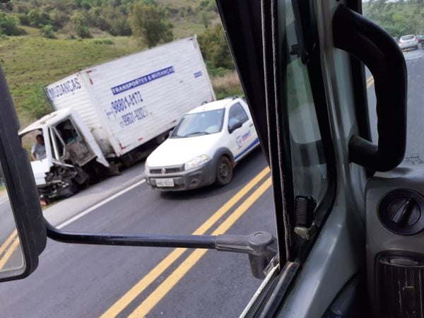 Motorista morreu após bater de frente em caminhão; acidente aconteceu no quilômetro 417,5 da BR 101
