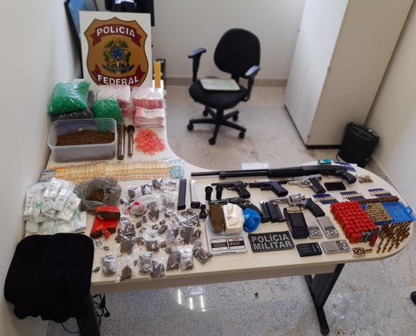 Policiais militares e federais apreenderam armas, drogas e munições no município de São Mateus