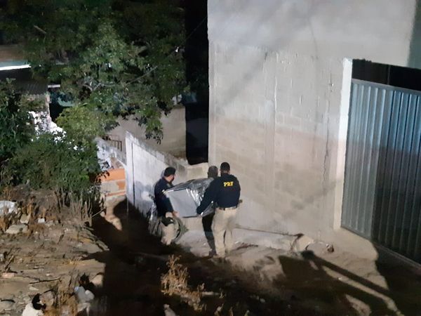 PRF ajuda reconstruir parede de casa atingida por veículo em fuga em Linhares, ES