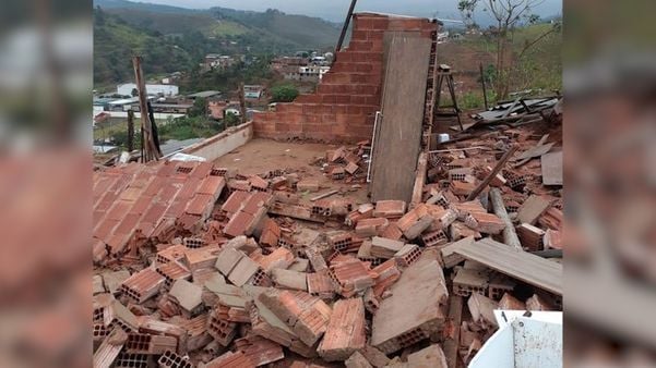 Pelo menos 6 casas tiveram toda a estrutura afetada em Guaçuí, no Sul do Espírito Santo