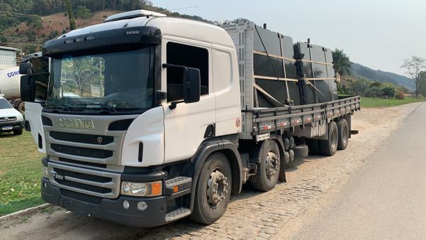 PRF apreende carreta com carga de granito irregular na BR 262