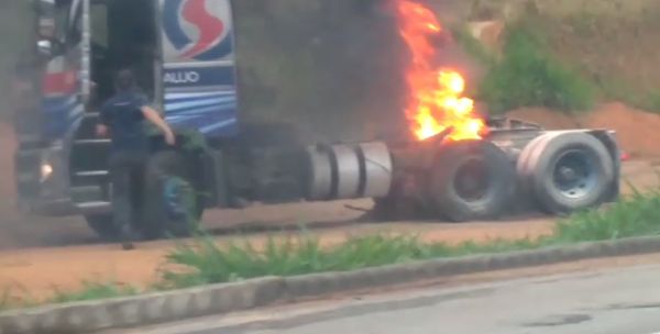 Carreta pega fogo na BR 101, em Vila Velha; ninguém se feriu