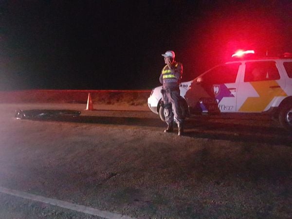 Polícias Militar e Civil estiveram no local onde o coletor morreu ao cair de caminhão de lixo