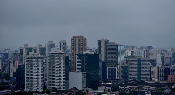 Comunicado emitido nesta sexta-feira (23) alerta para condições de tempo severo entre o domingo (25) e terça-feira (27); rajadas de vento podem chegar a 65 km/h