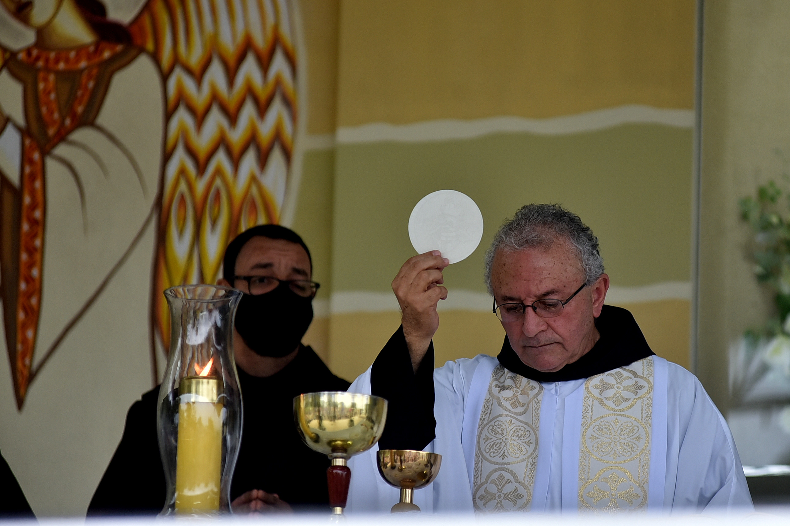 Missa no Campinho do Convento da Penha em honra à Nossa Senhora Aparecida, Padroeira do Brasil