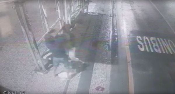 Vítima foi atacada enquanto esperada ônibus no Centro de Vitória na noite deste domingo (11)