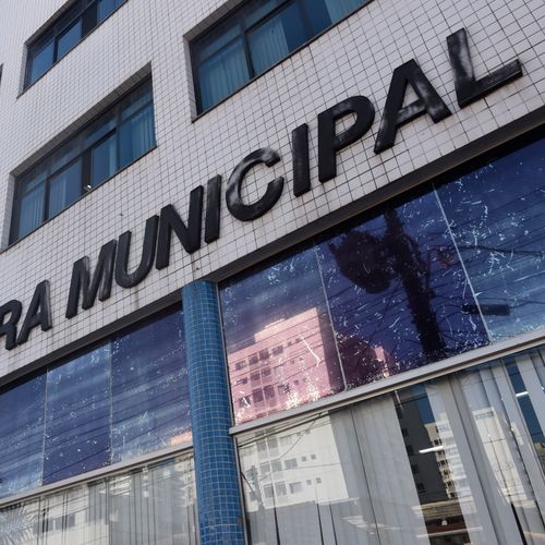Município acumula o maior número de mortes e casos confirmados de Covid-19. Trabalho remoto fica permitido para servidores com comorbidades ou que possuem mais de 60 anos