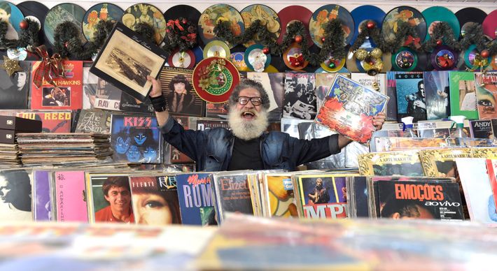 Depois de falir na era dos CDs e da pirataria, comerciante de 74 anos esbanja simpatia e aproveita o bom momento dos LPs